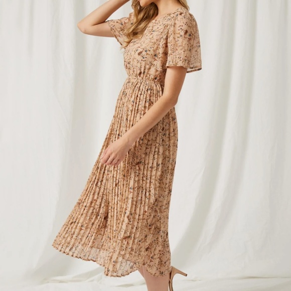 Hayden Dresses & Skirts - NWT Floral Pleated Skirt Short Sleeve Dress